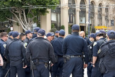 San Francisco, CA - 03 Mart 2024: SFPD memurları Pazar Caddesi 'ndeki Anti-Semitizmle Mücadele Merkezi' nin güvenliğini sağlamak için toplandılar.