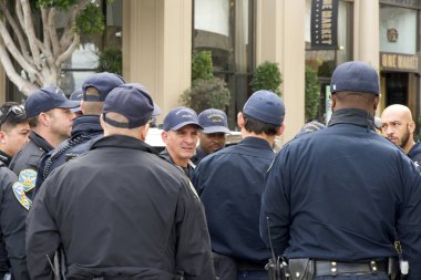 San Francisco, CA - 03 Mart 2024: SFPD memurları Pazar Caddesi 'ndeki Anti-Semitizmle Mücadele Merkezi' nin güvenliğini sağlamak için toplandılar.