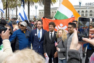 San Francisco, CA - 03 Mart 2024: Michigan Kongre Üyesi Shri Thanedar, San Fransisco 'da Anti-Semitizme Karşı bir Mart' ta katılımcılarla poz verdi.