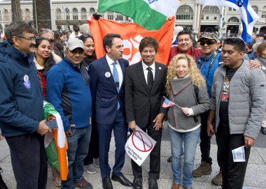 San Francisco, CA - 03 Mart 2024: Michigan Kongre Üyesi Shri Thanedar, San Fransisco 'da Anti-Semitizme Karşı bir Mart' ta katılımcılarla poz verdi.