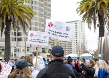 San Francisco, CA - 03 Mart 2024: Pazar Caddesi 'ndeki Anti-Semitizmle Mücadele Merkezi' nin kimliği belirsiz katılımcıları. Embarcadero 'da toplanıp yürümeye hazırlanıyorlar.