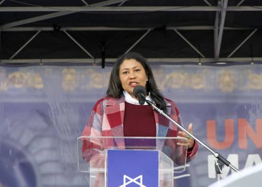 San Francisco, CA - 03 Mart 2024: Belediye Başkanı London Breed, Kent Merkezi 'nde Anti-Semitizme Karşı düzenlenen mitingde konuşma yaptı.