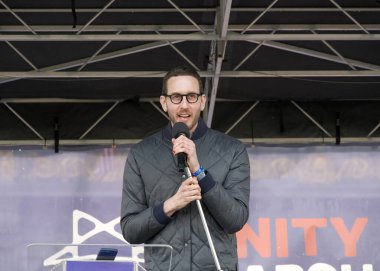 San Francisco, CA - 3 Mart 2024: Senatör Scott Wiener, Kent Merkezi 'nde Anti-Semitizme Karşı Bir Yürüyüş' te konuşuyor.