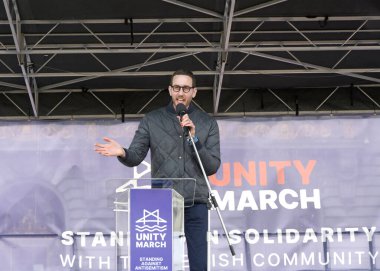 San Francisco, CA - 3 Mart 2024: Senatör Scott Wiener, Kent Merkezi 'nde Anti-Semitizme Karşı Bir Yürüyüş' te konuşuyor.