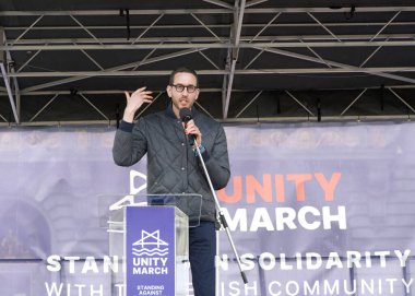 San Francisco, CA - 3 Mart 2024: Senatör Scott Wiener, Kent Merkezi 'nde Anti-Semitizme Karşı Bir Yürüyüş' te konuşuyor.
