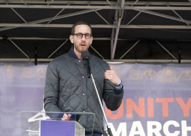 San Francisco, CA - 3 Mart 2024: Senatör Scott Wiener, Kent Merkezi 'nde Anti-Semitizme Karşı Bir Yürüyüş' te konuşuyor.