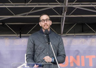 San Francisco, CA - 3 Mart 2024: Senatör Scott Wiener, Kent Merkezi 'nde Anti-Semitizme Karşı Bir Yürüyüş' te konuşuyor.