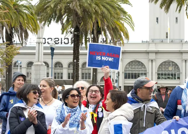 San Francisco, CA - 03 Mart 2024: Pazar Caddesi 'ndeki Anti-Semitizmle Mücadele Merkezi' nin kimliği belirsiz katılımcıları. Embarcadero 'da toplanıp yürümeye hazırlanıyorlar.