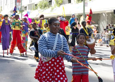 Oakland, CA - 25 Şubat 2024: Oakland, CA 'da düzenlenen 7. Geleneksel Kara Neşe Yürüyüşü' nün kimliği belirsiz katılımcıları.
