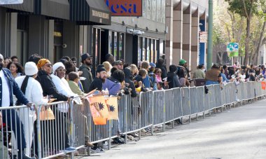 Oakland, CA - 25 Şubat 2024: Oakland, CA 'da düzenlenen 7. Geleneksel Kara Neşe Yürüyüşü' nü izleyen izleyiciler.