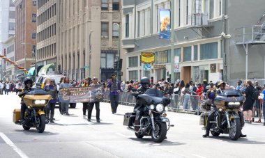 Oakland, CA - 25 Şubat 2024: Oakland, CA 'da düzenlenen 7. Geleneksel Kara Neşe Yürüyüşü' nün kimliği belirsiz katılımcıları.