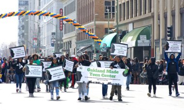 Oakland, CA - 25 Şubat 2024: Oakland, CA 'da düzenlenen 7. Geleneksel Kara Neşe Yürüyüşü' nün kimliği belirsiz katılımcıları.