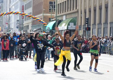 Oakland, CA - 25 Şubat 2024: Oakland, CA 'da düzenlenen 7. Geleneksel Kara Neşe Yürüyüşü' nün kimliği belirsiz katılımcıları.