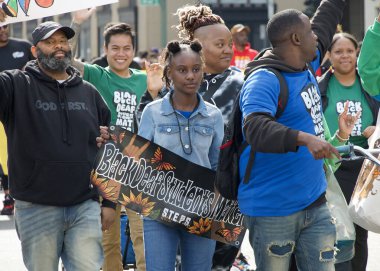 Oakland, CA - 25 Şubat 2024: Oakland, CA 'da düzenlenen 7. Geleneksel Kara Neşe Yürüyüşü' nün kimliği belirsiz katılımcıları.