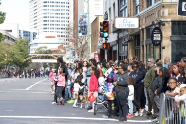 Oakland, CA - 25 Şubat 2024: Tanımlanamayan izleyiciler 7. Geleneksel Kara Neşe Yürüyüşü 'ne katılmak için sokaklarda kuyruk oluşturdular.