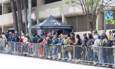 Oakland, CA - 25 Şubat 2024: Tanımlanamayan izleyiciler 7. Geleneksel Kara Neşe Yürüyüşü 'ne katılmak için sokaklarda kuyruk oluşturdular.