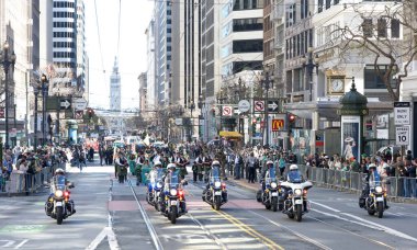 San Francisco, CA - 16 Mart 2024: 173. Geleneksel Aziz Patrick Günü geçit törenine kimliği belirsiz katılımcılar. Batı Kıyısı İrlanda kültürünü bile kutlayan en büyük İrlandalı.