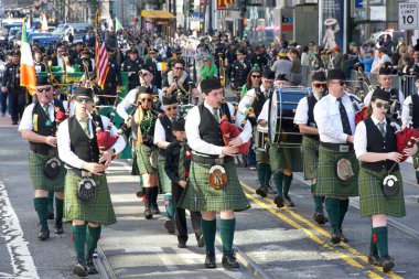 San Francisco, CA - 16 Mart 2024: 173. Geleneksel Aziz Patrick Günü geçit törenine kimliği belirsiz katılımcılar. Batı Kıyısı İrlanda kültürünü bile kutlayan en büyük İrlandalı.