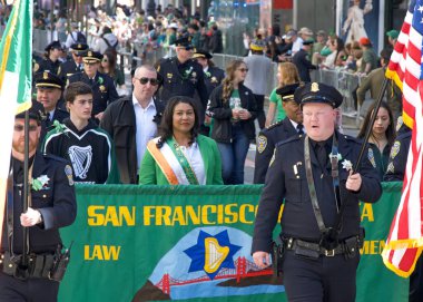 San Francisco, CA - 16 Mart 2024: Belediye Başkanı London Breed 173. geleneksel Aziz Patrick Günü geçit töreninde parti veriyor. Batı Kıyısı İrlanda kültürünü bile kutlayan en büyük İrlandalı.