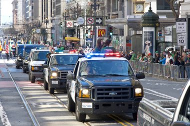 San Francisco, CA - 16 Mart 2024: 173. Geleneksel Aziz Patrick Günü geçit törenine kimliği belirsiz katılımcılar. Batı Kıyısı İrlanda kültürünü bile kutlayan en büyük İrlandalı.