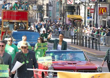 San Francisco, CA - 16 Mart 2024: Bölge Savcısı Brooke Jenkins 173. geleneksel Aziz Patrick Günü geçit töreninde parti veriyor. Batı Kıyısı İrlanda kültürünü bile kutlayan en büyük İrlandalı.