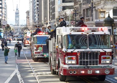 San Francisco, CA - 16 Mart 2024: 173. Geleneksel Aziz Patrick Günü geçit törenine kimliği belirsiz katılımcılar. Batı Kıyısı İrlanda kültürünü bile kutlayan en büyük İrlandalı.