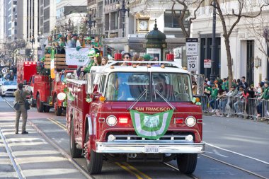 San Francisco, CA - 16 Mart 2024: 173. Geleneksel Aziz Patrick Günü geçit törenine kimliği belirsiz katılımcılar. Batı Kıyısı İrlanda kültürünü bile kutlayan en büyük İrlandalı.