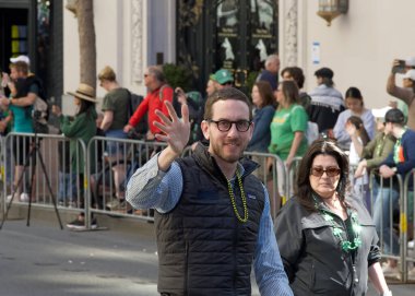 San Francisco, CA - 16 Mart 2024: Eyalet Senatörü Scott Wiener 173. geleneksel Aziz Patrick Günü geçit törenine katıldı. Batı Kıyısı İrlanda kültürünü bile kutlayan en büyük İrlandalı.