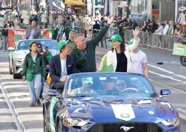 San Francisco, CA - 16 Mart 2024: 173. St. Patricks Günü geçit törenine katılan Denetmen Matt Dorsey. Batı Kıyısı İrlanda kültürünü bile kutlayan en büyük İrlandalı.