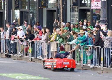 San Francisco, CA - 16 Mart 2024: 173. Geleneksel Aziz Patrick Günü geçit törenine kimliği belirsiz katılımcılar. Batı Kıyısı İrlanda kültürünü bile kutlayan en büyük İrlandalı.