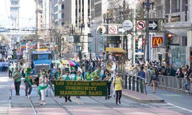 San Francisco, CA - 16 Mart 2024: 173. Geleneksel Aziz Patrick Günü geçit törenine kimliği belirsiz katılımcılar. Batı Kıyısı İrlanda kültürünü bile kutlayan en büyük İrlandalı.