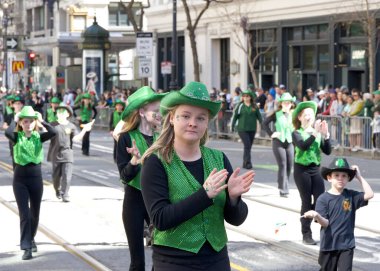 San Francisco, CA - 16 Mart 2024: 173. Geleneksel Aziz Patrick Günü geçit törenine kimliği belirsiz katılımcılar. Batı Kıyısı İrlanda kültürünü bile kutlayan en büyük İrlandalı.