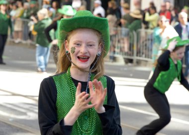 San Francisco, CA - 16 Mart 2024: 173. Geleneksel Aziz Patrick Günü geçit törenine kimliği belirsiz katılımcılar. Batı Kıyısı İrlanda kültürünü bile kutlayan en büyük İrlandalı.