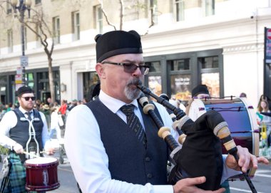 San Francisco, CA - 16 Mart 2024: 173. Geleneksel Aziz Patrick Günü geçit törenine kimliği belirsiz katılımcılar. Batı Kıyısı İrlanda kültürünü bile kutlayan en büyük İrlandalı.