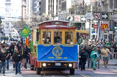 San Francisco, CA - 16 Mart 2024: 173. Geleneksel Aziz Patrick Günü geçit törenine kimliği belirsiz katılımcılar. Batı Kıyısı İrlanda kültürünü bile kutlayan en büyük İrlandalı.