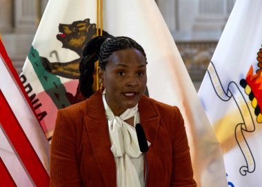 San Francisco, CA - 19 Mart 2024: Kimberly Ellis Belediye Binası 'nda düzenlenen Kadın Tarihi Ayı Töreni' nde konuşuyor.