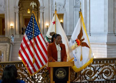 San Francisco, CA - 19 Mart 2024: Kimberly Ellis Belediye Binası 'nda düzenlenen Kadın Tarihi Ayı Töreni' nde konuşuyor.