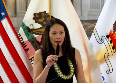 San Francisco, CA - 19 Mart 2024: Jaynry Mak, Belediyedeki Kadın Tarihi Ayı Töreni 'nde yaptığı konuşmada, halka yaptığı kaçak mallardan ötürü onurlandırıldı..