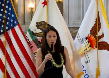 San Francisco, CA - 19 Mart 2024: Jaynry Mak, Belediyedeki Kadın Tarihi Ayı Töreni 'nde yaptığı konuşmada, halka yaptığı kaçak mallardan ötürü onurlandırıldı..