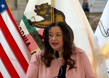 San Francisco, CA - 19 Mart 2024: Hala Hijazi, Belediyedeki Kadın Tarihi Ayları Töreni 'nde konuşma yapıyor..