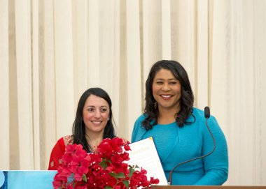 San Francisco, CA - 22 Mart 2024: Belediye Başkanı London Breed, Belediye Binasında düzenlenen Nowruz kutlamasında Sepi Nasiri 'ye sertifika sundu. 