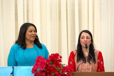 San Francisco, CA - 22 Mart 2024: Sepi Nasiri Belediye Binası 'ndaki Nowruz kutlamasında konuşma yaptı. Nowruz, İran ya da İran 'ın Yeni Yılı' dır ve dünya çapında çeşitli etnik gruplar tarafından kutlanır..
