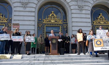 San Francisco, CA - 28 Mart 2024: Şehir Avukatı David Chiu, Vizyon Sıfır ve Sokak Güvenliğinin fırlatılışının 10. yıldönümü münasebetiyle basın toplantısında konuşuyor