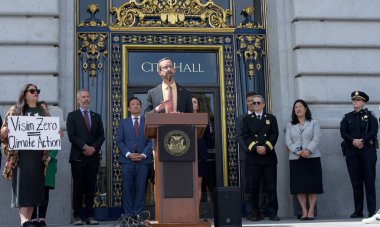 San Francisco, CA - 28 Mart 2024: SF Bisiklet Koalisyonu 'ndan Christopher White Vizyon Sıfır ve Sokak Güvenliği' nin açılmasının 10. yıldönümü münasebetiyle basın toplantısında konuşma yaptı.