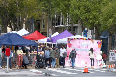 San Francisco, CA - 30 Mart 2024: Easter Extravaganza Castro Blok partisinde kimliği belirsiz katılımcı.