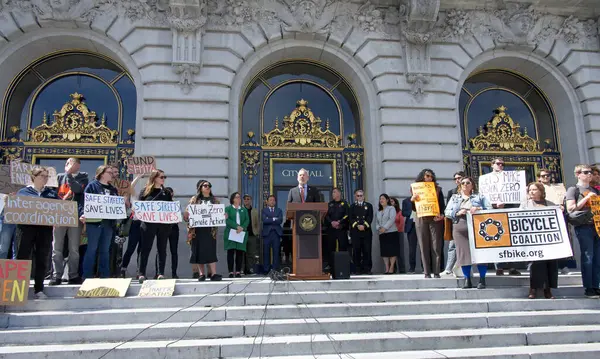 San Francisco, CA - 28 Mart 2024: SFMTA müdürü Jeff Tumlin Vizyon Sıfır ve sokak güvenliğinin açılmasının 10. yıldönümü münasebetiyle basın toplantısında konuştu