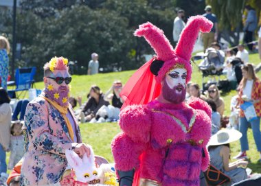 San Francisco, CA - 31 Mart 2024: Ebedi Hoşgörü Rahibeleri 'nin ev sahipliğini yaptığı 45. Yıllık Park Paskalyası' nın Kimliği Belirlenemeyen Katılımcıları.