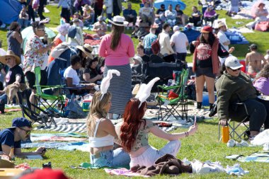 San Francisco, CA - 31 Mart 2024: Ebedi Hoşgörü Rahibeleri 'nin ev sahipliğini yaptığı 45. Yıllık Park Paskalyası' nın Kimliği Belirlenemeyen Katılımcıları.