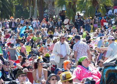 San Francisco, CA - 31 Mart 2024: Ebedi Hoşgörü Rahibeleri 'nin ev sahipliğini yaptığı 45. Yıllık Park Paskalyası' nın Kimliği Belirlenemeyen Katılımcıları.