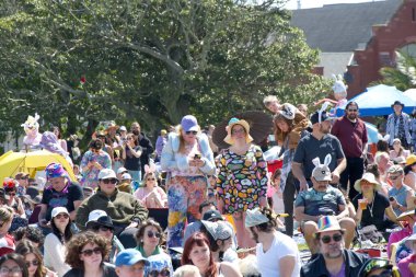 San Francisco, CA - 31 Mart 2024: Ebedi Hoşgörü Rahibeleri 'nin ev sahipliğini yaptığı 45. Yıllık Park Paskalyası' nın Kimliği Belirlenemeyen Katılımcıları.